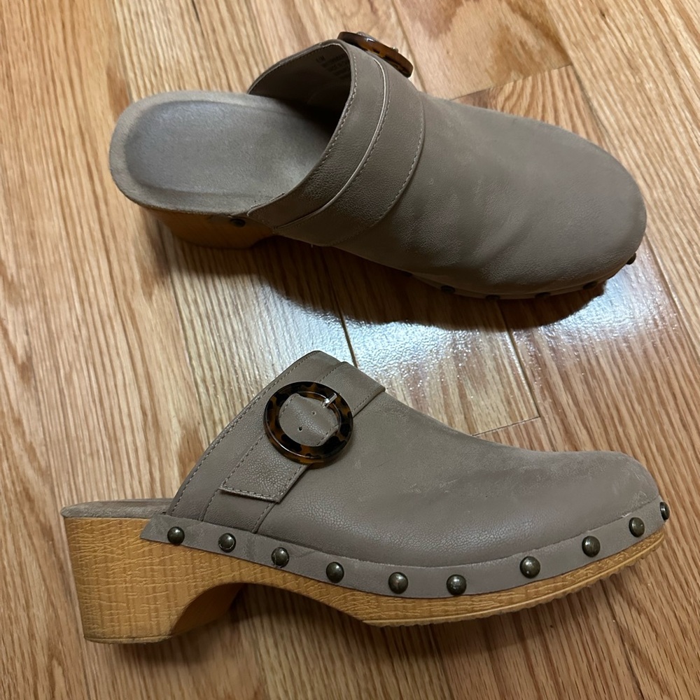 Stylish Tan Clogs with Wooden Heel